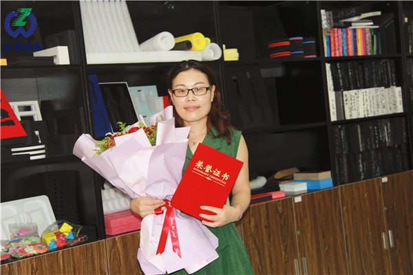 风雨十年 与你同行|五周泡绵为十周年员工颁发“忠诚功勋”表彰证书 风雨十年 与你同行|五周泡绵为十周年员工颁发“忠诚功勋”表彰证书