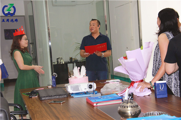 五周泡绵为十周年员工颁发“忠诚功勋”表彰证书 五周泡绵为十周年员工颁发“忠诚功勋”表彰证书