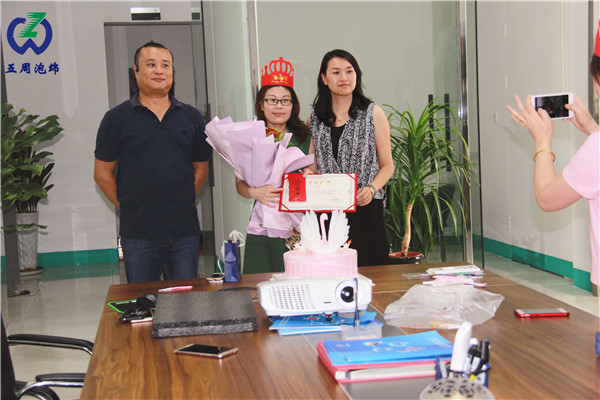 总经理与副总经理一起与表彰员工合影 总经理与副总经理一起与表彰员工合影