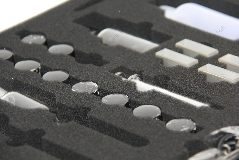 多组件实验器材的海绵内衬：精密工具的 “分类防护舱”