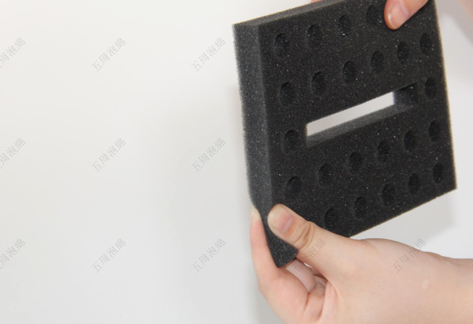 多孔阵列海绵内衬：标准化部件的 “批量收纳站”