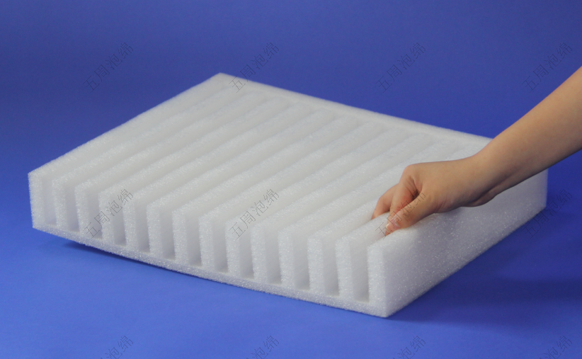 条纹式珍珠棉隔层：玻璃面板的防刮运输方案