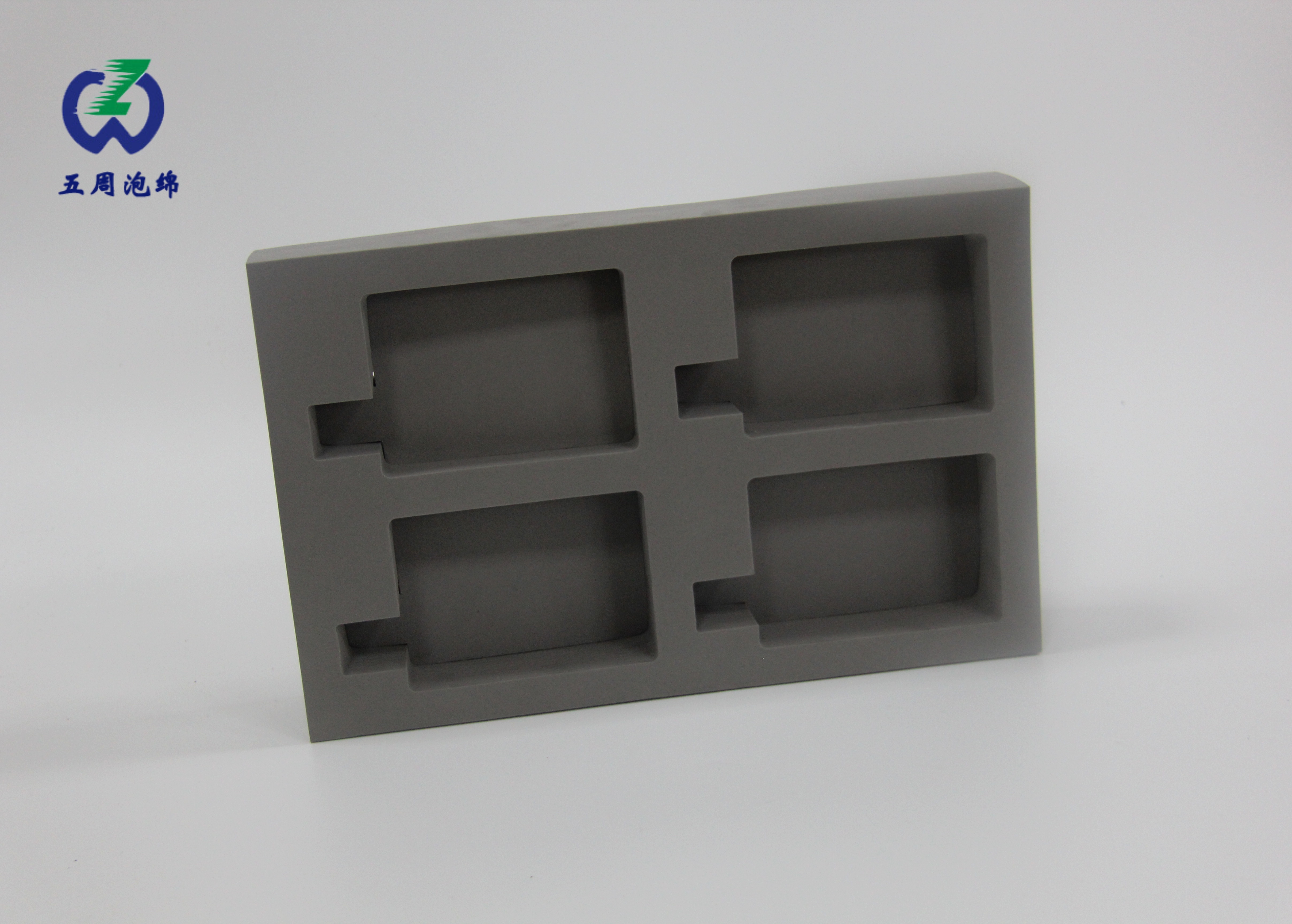 灰色四格 EVA 泡棉内衬：多件产品的分类收纳方案