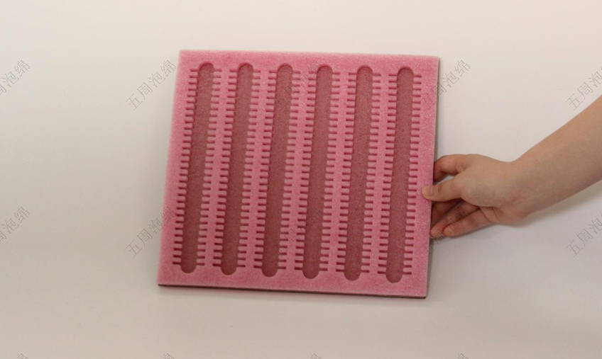 粉色开槽珍珠棉内衬，细长工件专属定位防护方案